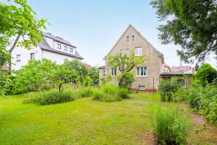 Bahnhofsnah! Mit Keller, Garage, großem Garten: Einfamilienhaus mit viel Potenzial in Biesdorf