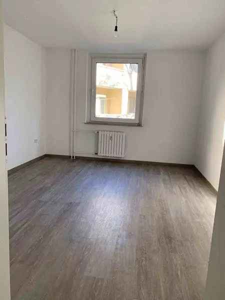 bezugsfertige, großzügige 2-Zimmer-Wohnung mit besonderem Schnitt