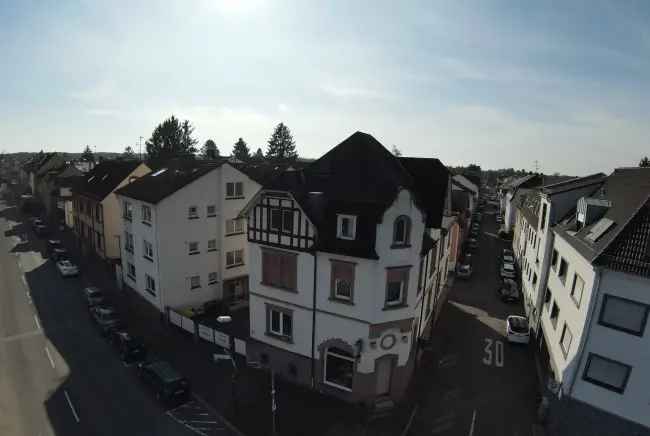 Denkmalgeschütztes Mehrfamilienhaus mit Wohnungen und Nebengebäuden