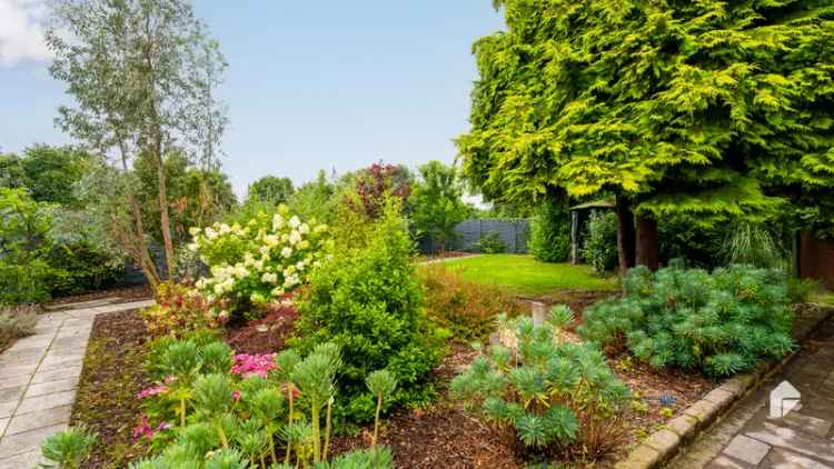 Sofort bezugsfreies MFH mit 2 Wohneinheiten, Garten, Garage, EBK und Terrasse in beliebter Lage