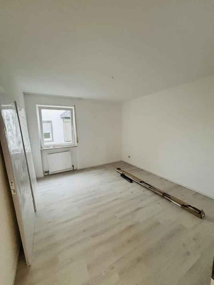 Erstbezug nach Sanierung: Moderne 2-Zimmer Wohnung mit Stellplatz, EBK & Balkon in traumhafter Lage