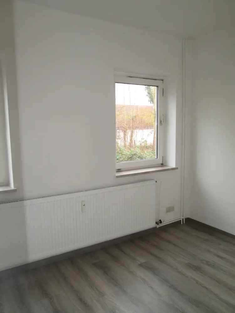 Kleine 3-Zimmer-Wohnung mit Badewanne