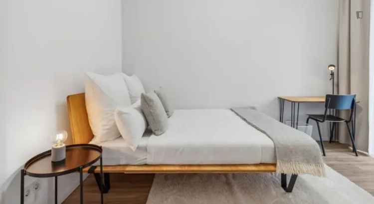 Doppelzimmer in 4-Schlafzimmer Wohnung