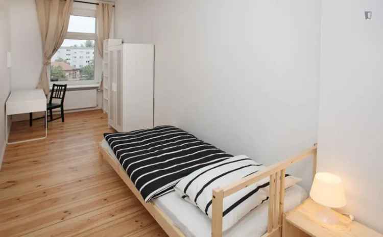 Einbettzimmer in 6-Schlafzimmer Wohnung