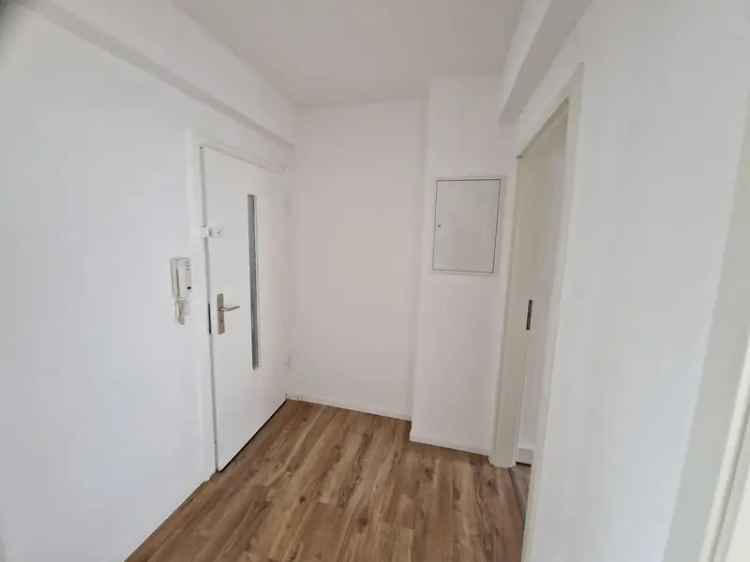 3-Zimmer Wohnung 63m² Erstbezug nach Sanierung Balkon Laminat Fliesen