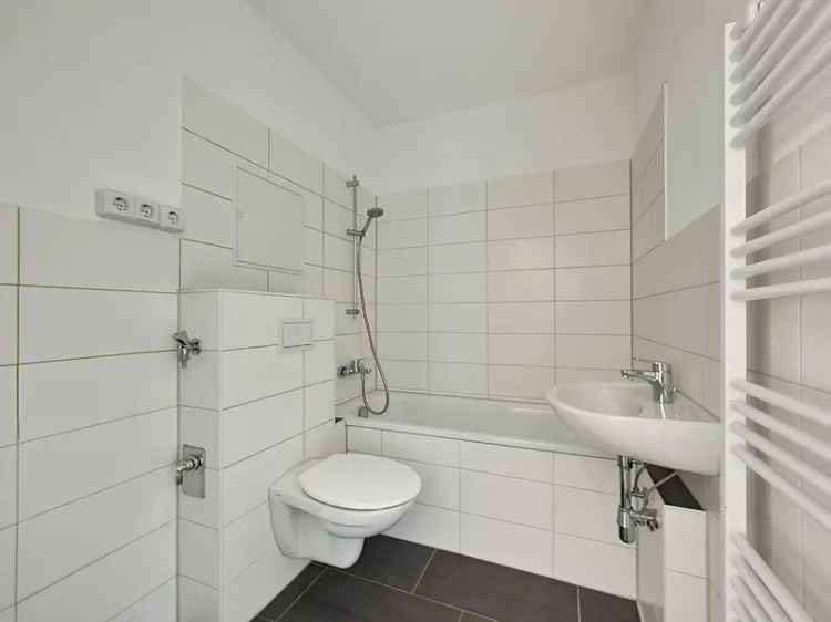 500 € Gutschein* für Ihre Wünsche: renovierte Balkonwohnung mit Aussicht & modernen Wannenbad