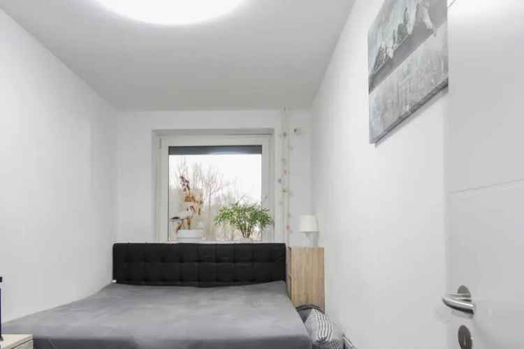 Auspacken und einziehen: Modernisierte 2-Zimmer Wohnung mit Loggia in guter Lage