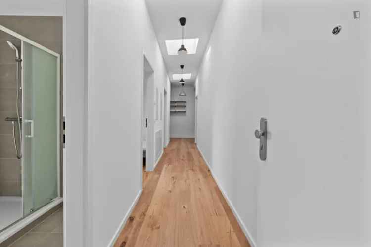 Einbettzimmer in 5-Schlafzimmer Wohnung