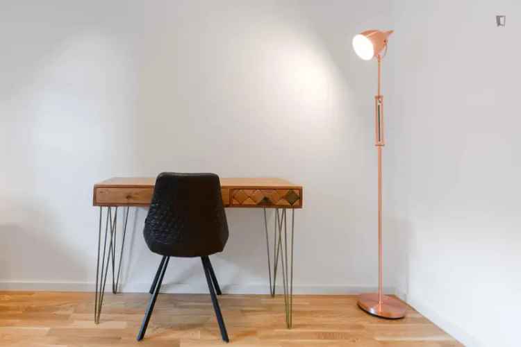 Einbettzimmer in 6-Schlafzimmer Wohnung