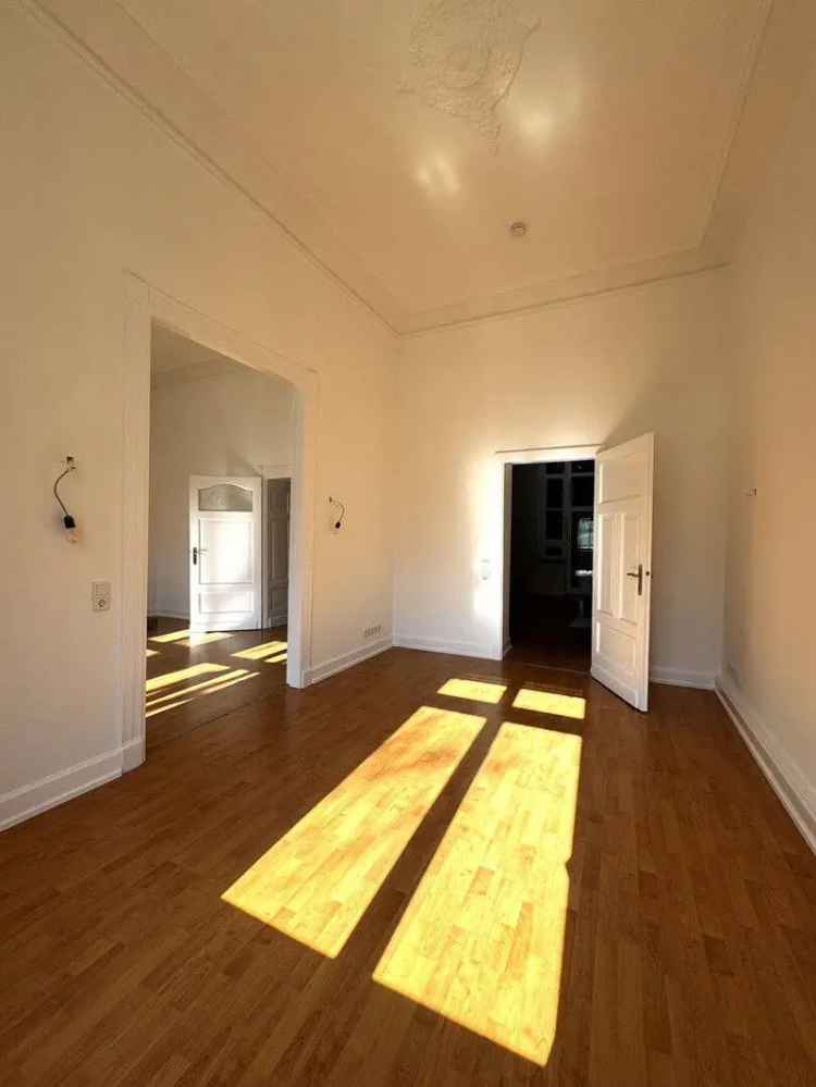 Erstbezug nach Renovierung – Stilvolle Altbauwohnung am Fürstenplatz