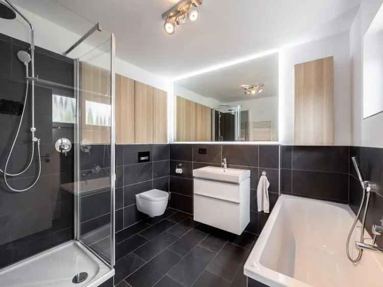 AIGNER – Elegante 4-Zimmer Wohnung, Haus-im-Haus Charakter mit Pool