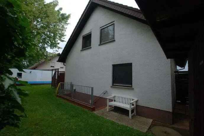 ***Freistehendes Einfamilienhaus mit Außenpool und Kamin***