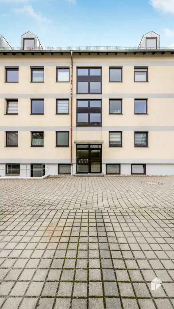 Charmante Dachgeschosswohnung mit zwei Zimmern und Loggia