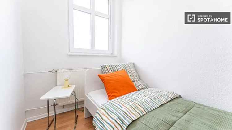 Zimmer in Apartment mit 5 Schlafzimmern in Berlin
