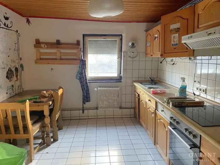 * Sehr interessant mit vielen Möglichkeiten * Zentrales Stadthaus mit Scheune und Garage *