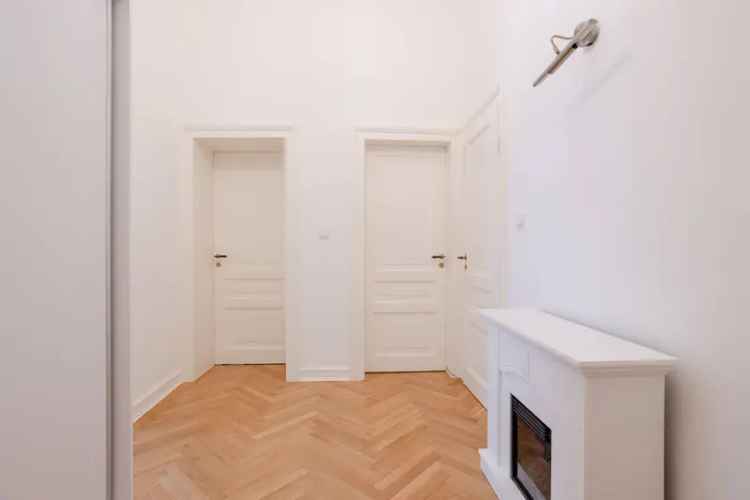 Top sanierte Erdgeschosswohnung in Stilaltbau mit Balkon und Innenhof