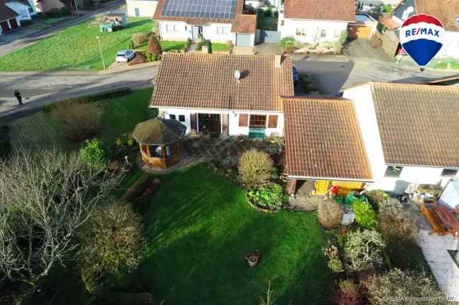 Stilvoller Bungalow mit Garten in Saarhölzbach