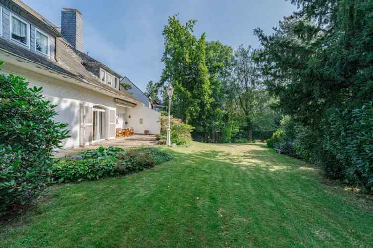 Villa in Düsseldorf Urdenbach mit Garten und Rheinblick