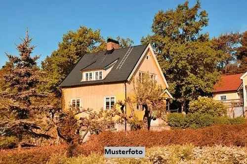 Bungalow mit Garten und Garage