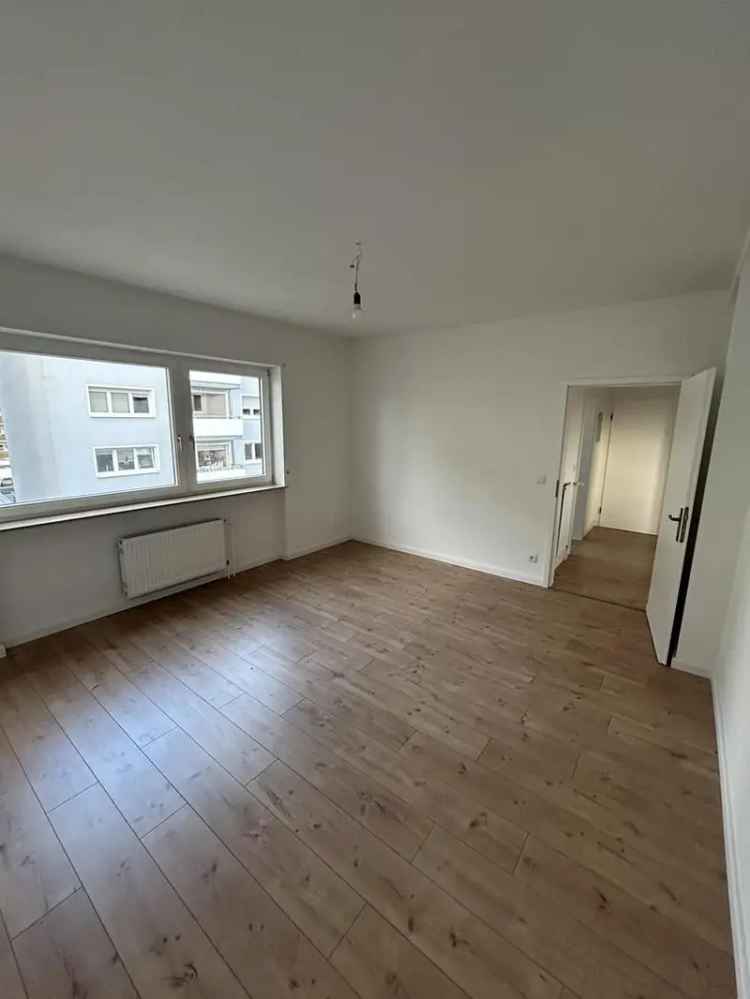 PRIVAT: Erstbezug nach Sanierung EBK/Süd-Balkon: Große helle 2-Zimmer-Wohnung in Langen