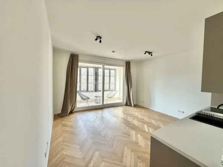 Erstbezug in Schöneberg: Stilvolle 1-Zimmer-Wohnung mit Wintergarten und Einbauküche