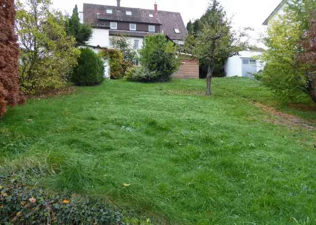 Grundstück mit Doppelhaus und Garage