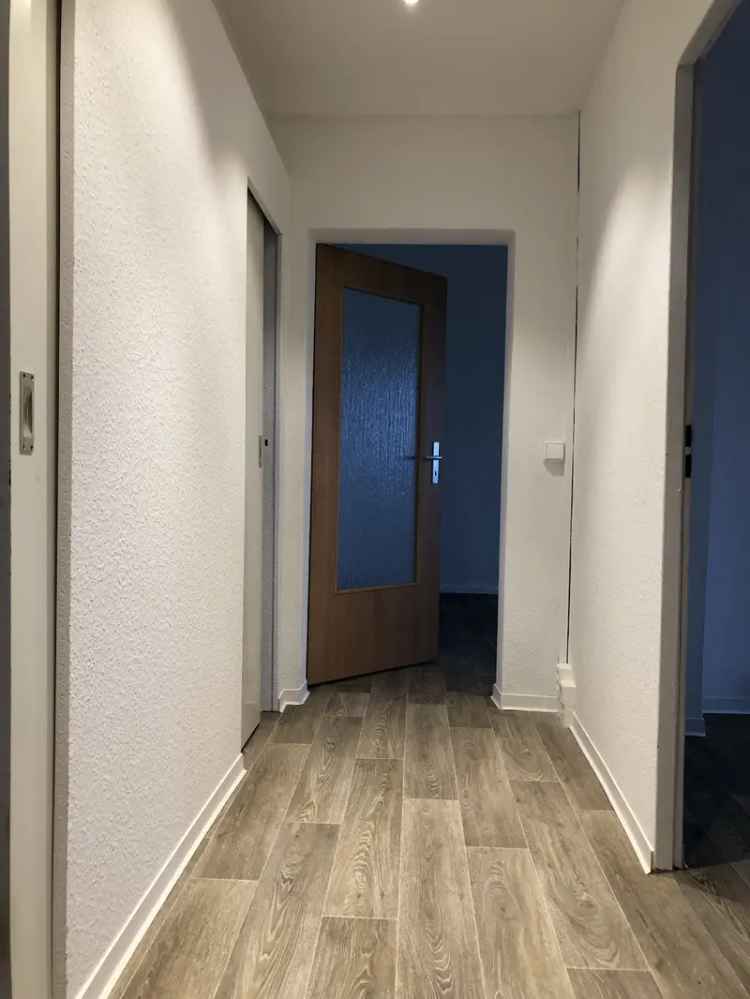 Mieten frisch sanierte 3 Zimmer Wohnung mit Balkon in ruhiger Lage