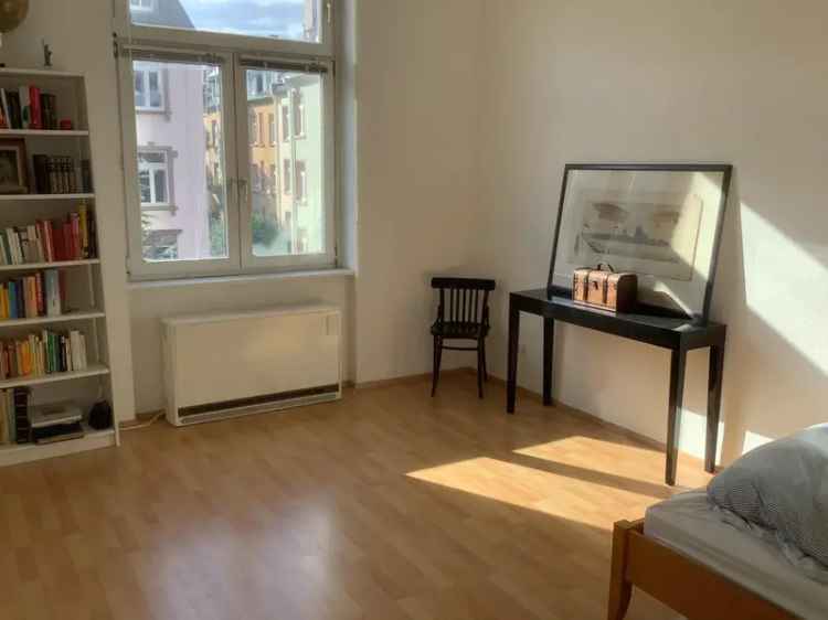 Zu vermieten 3 Zimmer Altbauwohnung in Frankfurt Nordend mit Küche