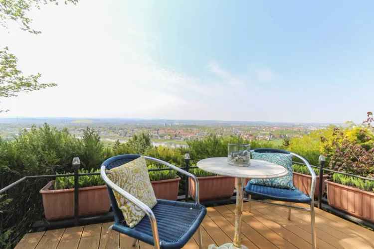 Wohnen in ruhiger Hanglage mit Blick auf die Elbe und Dresden, beheizbarem Pool und Garagenensemble