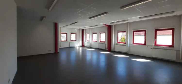 Halle mit Büro mit eigenem Zugang