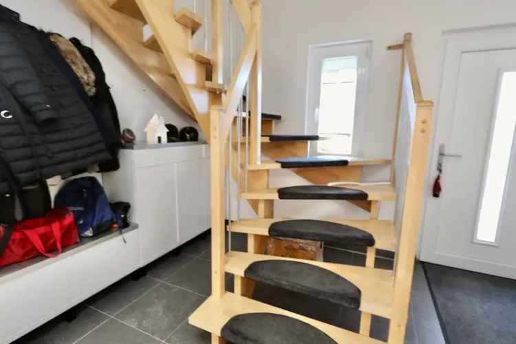 MODERNER KOMFORT & TOP GEPFLEGT – MIT KAMINOFEN & KLIMAANLAGE – CARPORT & SCHÖN ANGELEGTER GARTEN