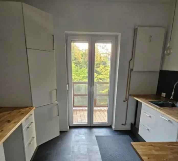 Geräumige 3-Zimmer-Wohnung mit Einbauküche und Balkon in