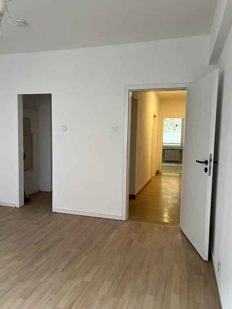 Geschmackvolle, sanierte 3-Raum-Wohnung mit gehobener Innenausstattung mit Balkon in Düsseldorf
