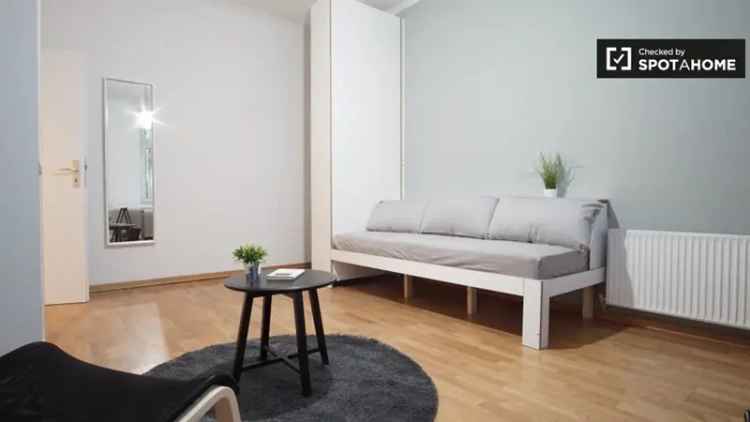 Geräumiges WG-Zimmer in 5-Zimmer-Wohnung in Wedding, Berlin