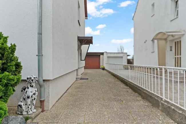 Familienfreundliches Dreifamilienhaus mit Garten und Garage am Feldrand