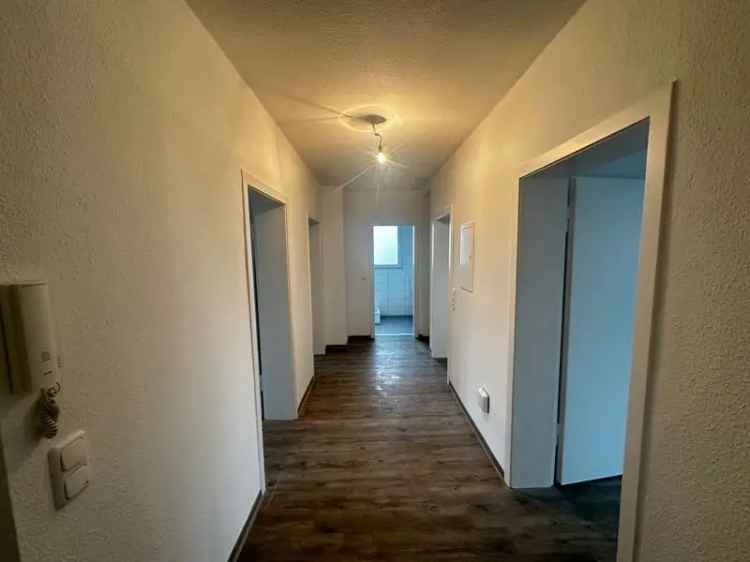 Renovierte 3,5 Zimmer Wohnung mit Balkon !