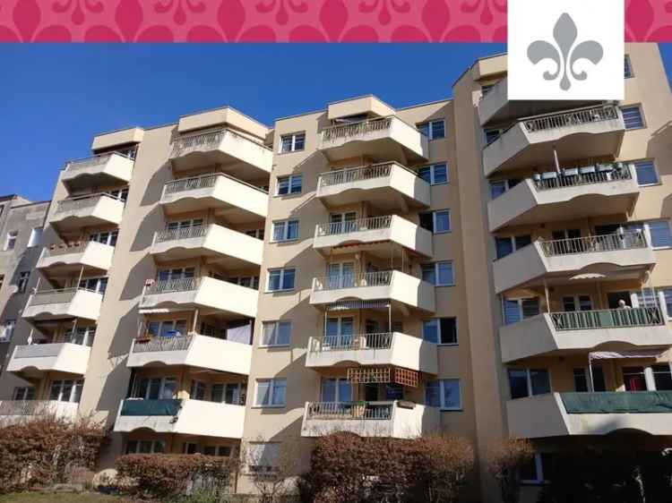 KAPITALANLAGE  Charmante vermietete Drei-Zimmer-Wohnung mit Balkon und Schlossblick