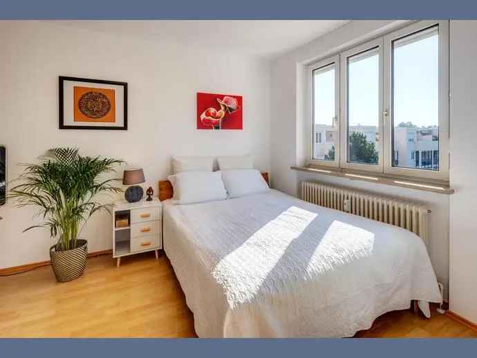 Möbliert: Lichtdurchflutete 1-Zimmer Wohnung mit Dachterrasse