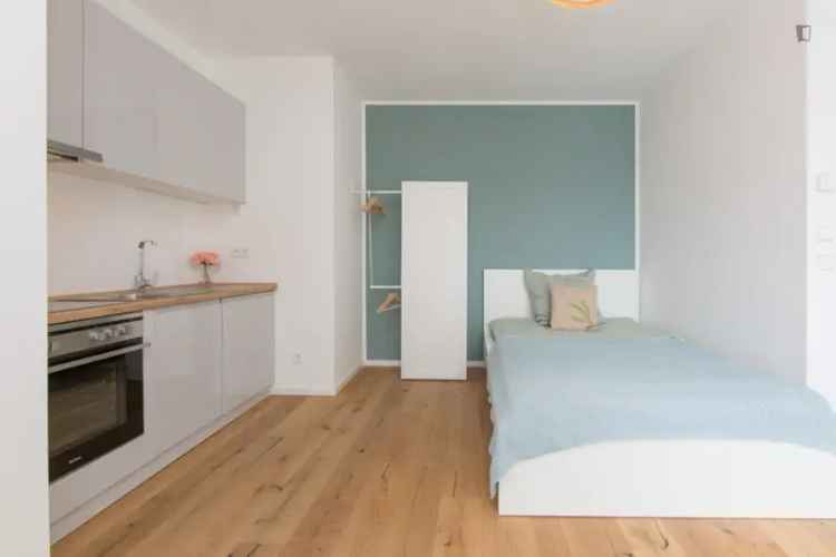 Doppelzimmer, mit privates Badezimmer, in 2-Schlafzimmer Wohnung