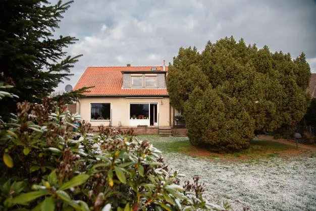 Zweifamilienhaus mit großem Garten in Braunschweig-Schapen