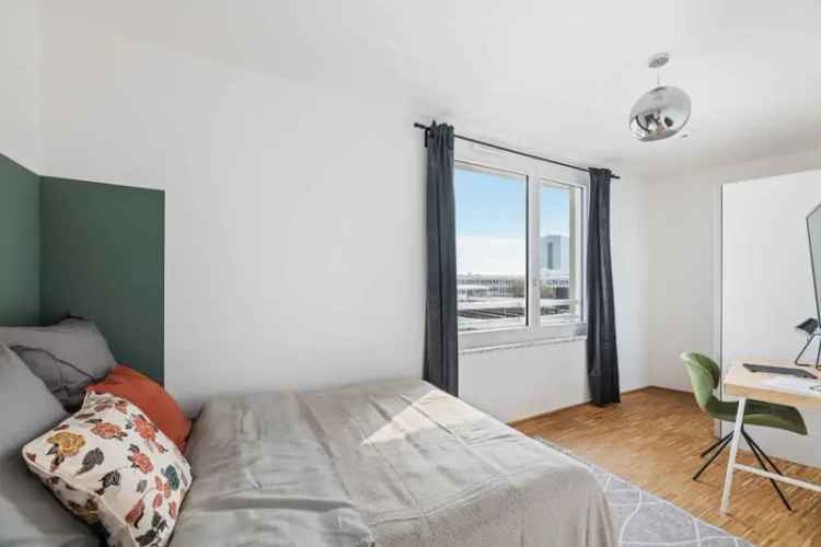 Farbenfrohes und großes Zimmer in einem Coliving-Apartment in München