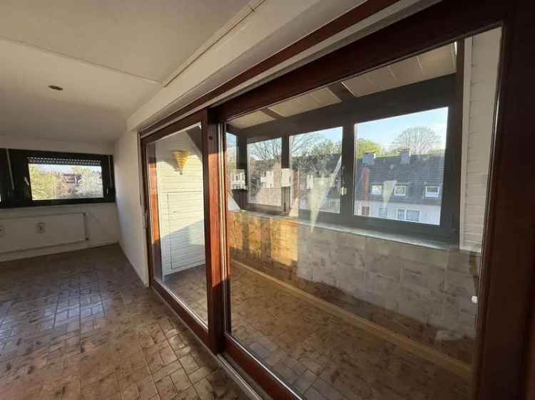 Lichtdurchflutetes Dachgeschoss mit Charme – Kamin & Küche