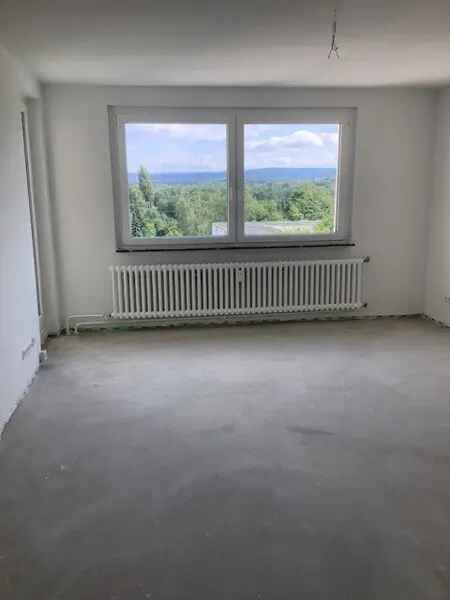 Teilsanierte und helle 3 Zimmer-Wohnung mit Balkon