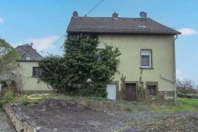 Renovierungsbedürftiges Einfamilienhaus mit Garten und einer Garage sucht Handwerker