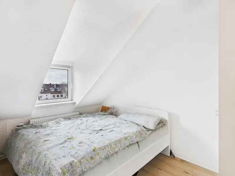 5% Rendite: Clever investieren: 3-Zimmer-Dachgeschosswohnung in guter Lage in Bad-Cannstatt