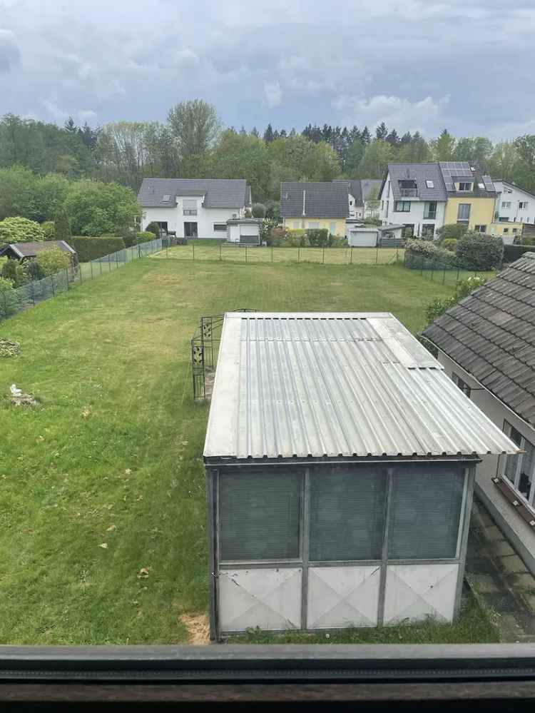 Zweifamilienhaus mit großem Grundstück & genehmigter Neubauplanung – Bergisch Gladbach (Hand)
