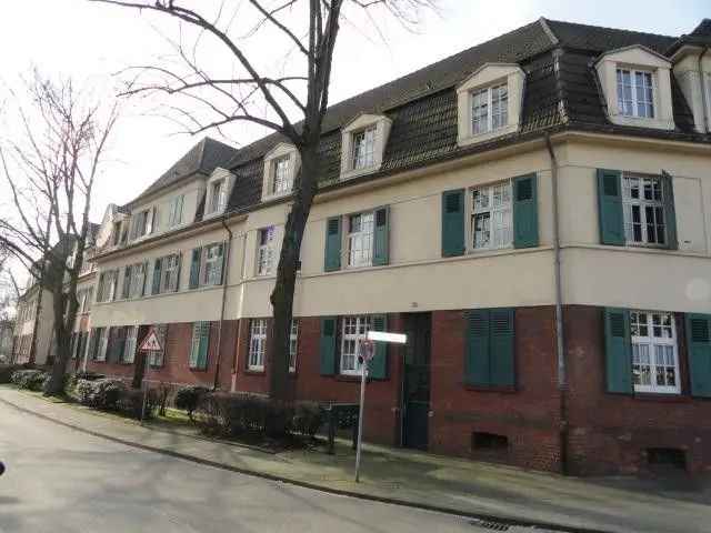 Sehr schöne 2-Zimmer-Altbauwohnung mit Einbauküche und Laminat!!!