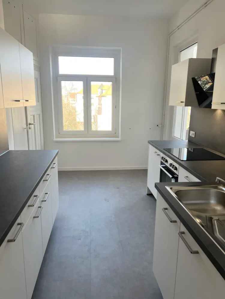 frisch renoviert I Balkon I Tageslichtbad mit Wanne I Einbauküche