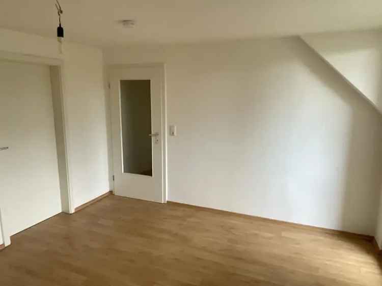 Schöne kl. 3 Zimmer Wohnung mit Laminatboden