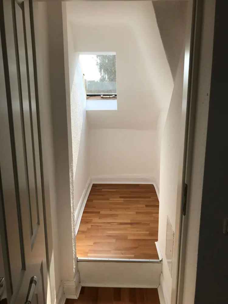 4 Zi Maisonette DG Wohnung Frankfurt 2 Badezimmer Whirlpool Spitzboden